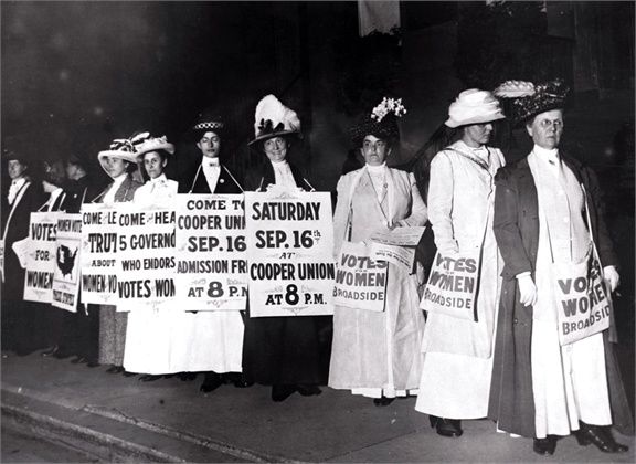 Manifestanti agli inizi del Novecento per l'ottenimento del diritto di voto alle donne