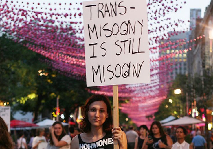 Manifestante contro la trans-misoginia