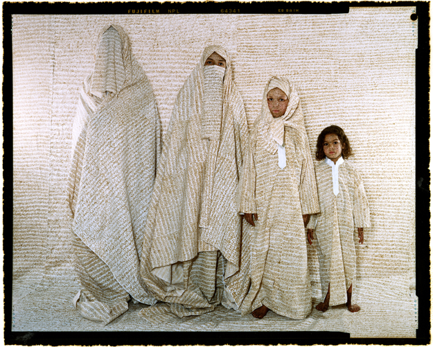 Fotografia dalla serie "Converging Territories", Lalla Essaydi, 2003-2004