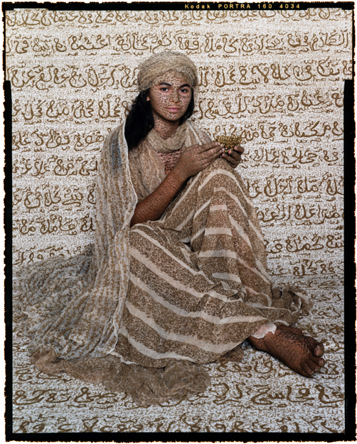 Fotografia dalla serie "Les Femmes du Maroc", Lalla Essaydi, 2005-2006