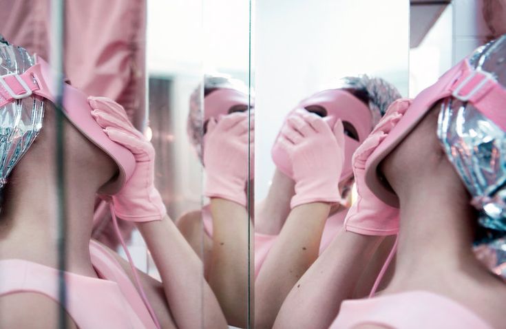 "Massage Mask" dalla serie "The Honeymoon", 2015, Juno Calypso      