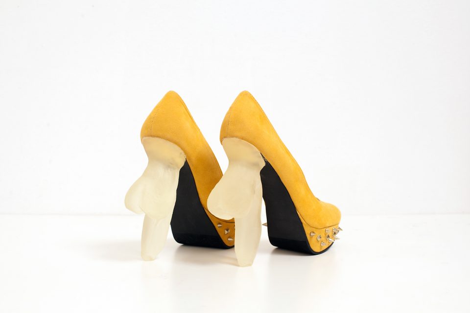 "Soft Heeled Shoes", Pixy Liao, 2013, tacchi morbidi stampati in 3D, scarpe scamosciate, metallo, 7x3x7 pollici 