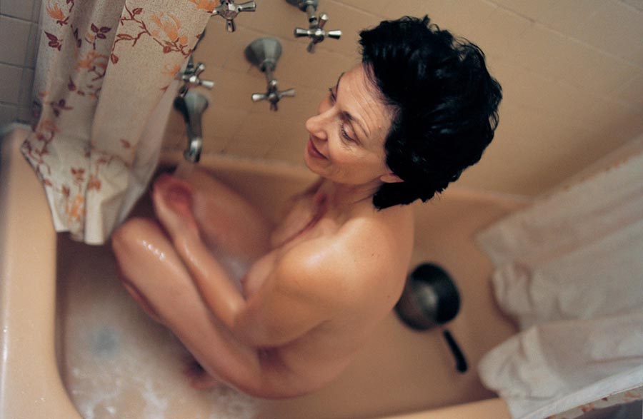 "Mom takes a bath" dalla "Closer", Elinor Carucci, 2001